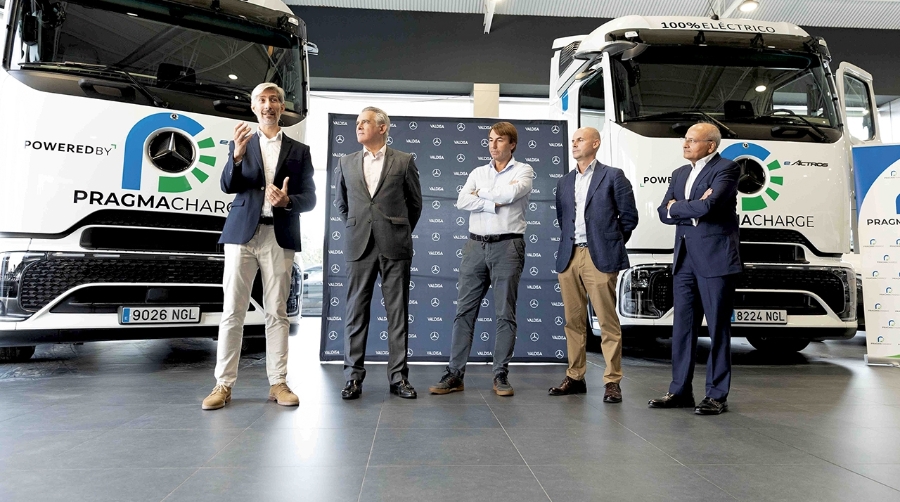 Mario Polo, gerente de vehículos industriales de Valdisa; Javier Serratosa, director general de PragmaCharge España; Pablo Bordils, director Logística Carosan-Transnugon; Pedro Santiago, gerente de flota en Daimler Truck España; y Anil Srivastava, co-fundador y consejero delegado de PragmaCharge.