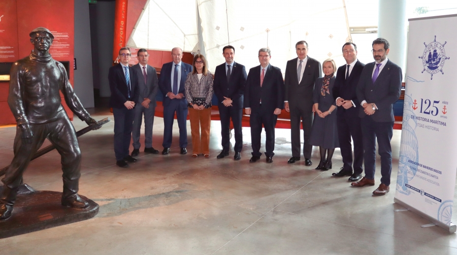 Desde la izquierda: Jon Ruigómez, director de Itasmuseum; Patxi Garaigordobil, secretario general de la Asociación de Navieros Vascos (ANAVAS); Ricardo Barkala, presidente de la Autoridad Portuaria de Bilbao; Amaia Barredo, consejera de Alimentación, Desarrollo Rural, Agricultura y Pesca del Gobierno Vasco; Mikel Torres, consejero de Economía, Trabajo y Empleo del Gobierno Vasco; Juan Mari Aburto, alcalde de Bilbao; Alejandro Aznar, presidente de ANAVAS; Ainara Basurko, diputada foral de Promoción Económica; Gustavo Santana, director general de la Marina Mercante; y Carlos García Buendía, subdelegado del Gobierno en Bizkaia. Foto J.P.