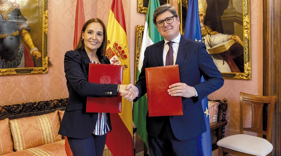 En la firma del acuerdo han participado la directora del Área de Logística y Transporte de AECOC, María Tena y el Segundo teniente alcalde delegado del Área de Cartuja, Parques Innovadores, Movilidad, Economía y Comercio, Álvaro Pimentel.