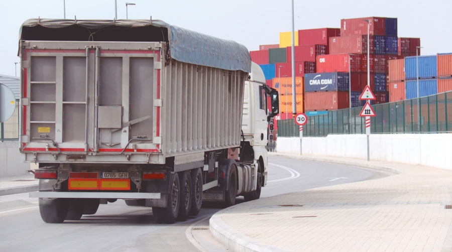 El incremento del precio del gasóleo del 40,7% hasta agosto obliga a los transportistas a aplicar la cláusula de revisión
