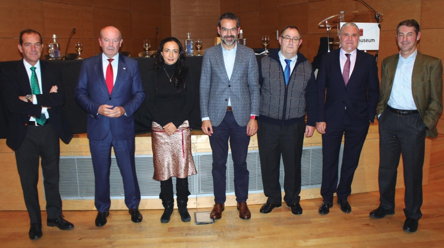 Desde la izquierda: Tomás García-Figuera, comandante naval de Bilbao; Ricardo Barkala, presidente de la Autoridad Portuaria de Bilbao; Carolina Ruiz, Team Leader en DNV GL; Carlos García, capitán marítimo de Bilbao; Patxi Odiaga, presidente de la AVCMM; Jesús María Puelles, General Manager Ibérica &amp; Africa Marine Power Sales de Wärtsilä; Javier Sánchez-Beaskoetxea, subdirector de Enseñanzas Náuticas de la Escuela de Ingenieros de Bilbao. Foto J.P.