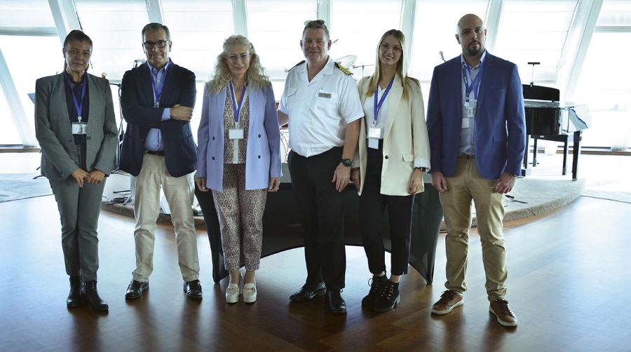 Esther Díaz, responsable de Cruceros de la Terminal de Valencia; José Martín Tur, jefe de Operaciones de la APV; Francesca Antonelli, responsable de cruceros y directora comercial de la APV; Carl George Smith, capitán del “Azamara Onward”; Evelina Ivanescu y Andrés Pesquera, ambos Port Agent de Bergé. Foto: Arturo García.