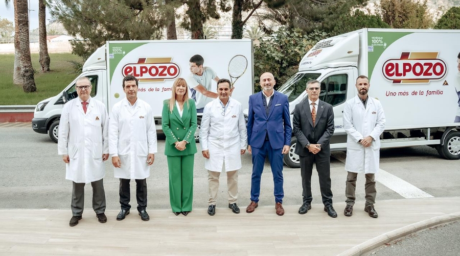 Los dos camiones eléctricos abastecerán a 232 clientes de Murcia.