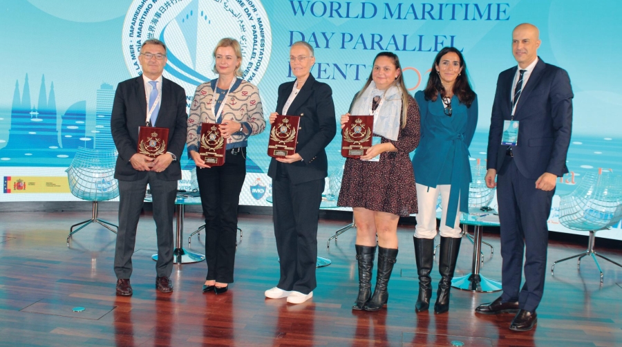 Santiago Garcia-Milà, subdirector general de Innovación de Port de Barcelona; Dorota Lost-Sieminska, directora de la División de Asuntos Jurídicos y Relaciones Externas de la OMI; Sinikka Hartonen, secretaria general de One Sea, Bárbara García-Carpintero, experienced professional de aeropuertos y puertos de INDRA; Eugenia Sillero, secretaria general de Gasnam - Neutral Transport; y Víctor Jiménez, presidente del Consejo de la OMI. Foto C.C.