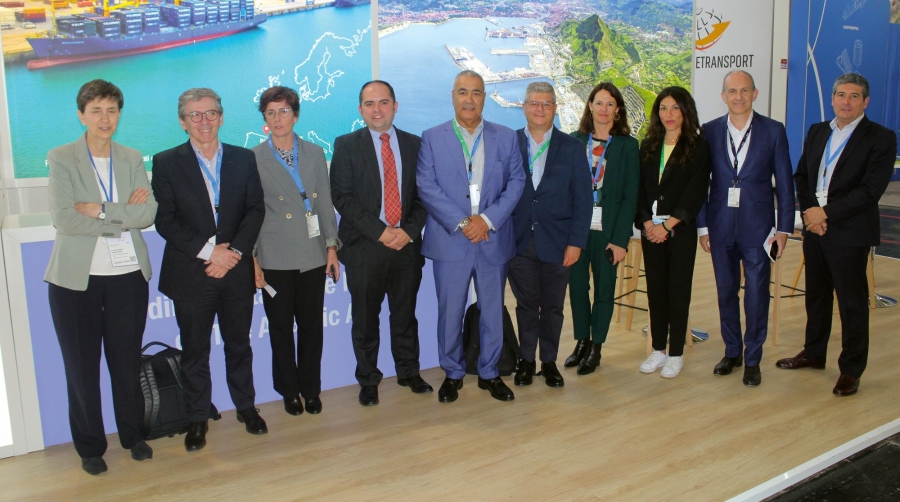 Desde la izquierda: Inmaculada Ugarteche (UniportBilbao); Enrique Gutiérrez (SCS); Amaia Sarasola (AP de Bilbao); Pablo Alday (VIAL); Jimmy Jaber (UniportBilbao); Carlos Lázaro (K-Parcel); Cristina Ardeo (AP de Bilbao); Inés Jaber (Sparber Group); Juan Luis Viton (WFS); Roberto Bartolomé (UniportBilbao). Foto J.P.