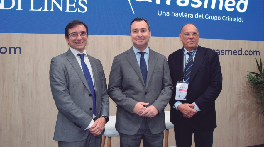 De derecha a izquierda, el consejero delegado de Trasmed, Ettore Morace; el director general de la Marina Mercante, Gustavo Santana; y el director de Relaciones Institucionales del Grupo Grimaldi en España, Miguel Pardo. Foto M.C.