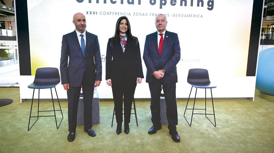 Mohammed Al Zarooni, presidente de World Free Zones Organization (WFZO); Claudia Pellerano, presidenta de la Asociación de Zonas Francas de las Américas (AZFA); y Pere Navarro, delegado especial del Estado en el Consorci de la Zona Franca de Barcelona (CZFB)