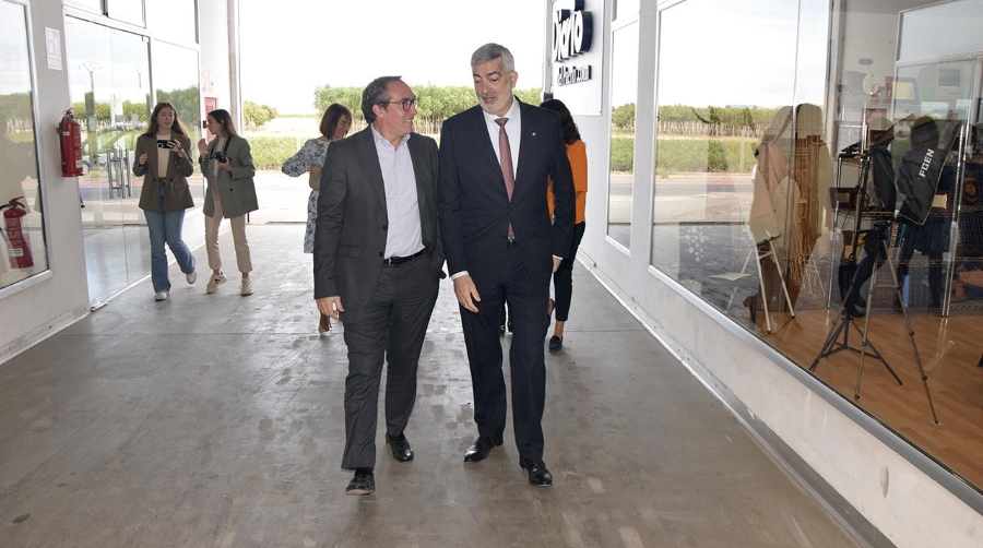 El presidente de PortCastelló, Rubén Ibáñez, conversa con Francisco Prado, director general de Grupo Diario, antes de comenzar el Desayuno Informativo de Diario del Puerto, mientras visita las instalaciones de la empresa.