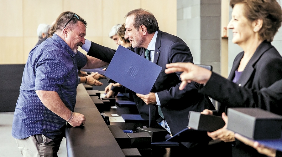 Pablo Pedro González, responsable de Infraestructuras y de los TBC en Port Tarragona, recogiendo el premio.