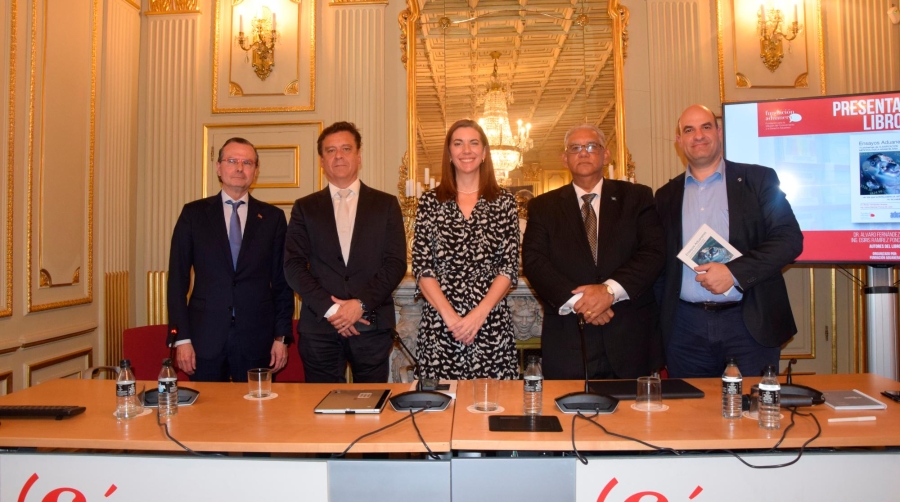 Alejandro Arola, presidente de la Fundación Aduanera para la Difusión del Conocimiento y el Derecho Aduanero; autor de la obra, Álvaro Fernández-Acebes; Nerea Rodríguez, directora del Departamento de Aduanas e Impuestos Especiales; autor de la obra, Osiris Ramírez; y Miguel Jiménez, director de Diario del Puerto. Foto M.C.