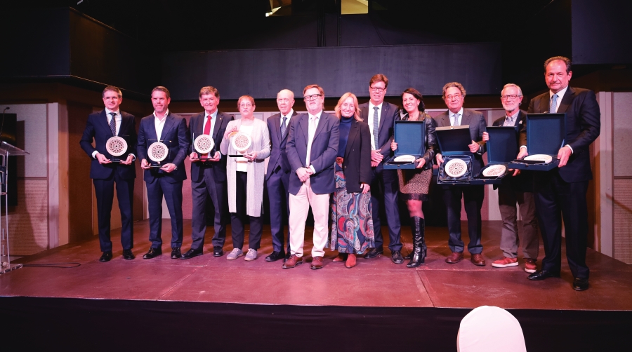Los galardonados en los premios APPORT 2025 junto al presidente de APPORT, Joan Oriol, el presidente de Port Tarragona, Santiago Castellà, Elisabet Romero, subdelegada del Gobierno del Estado en Tarragona, y Xavier Roca, director general de Industria. Foto: J. M.