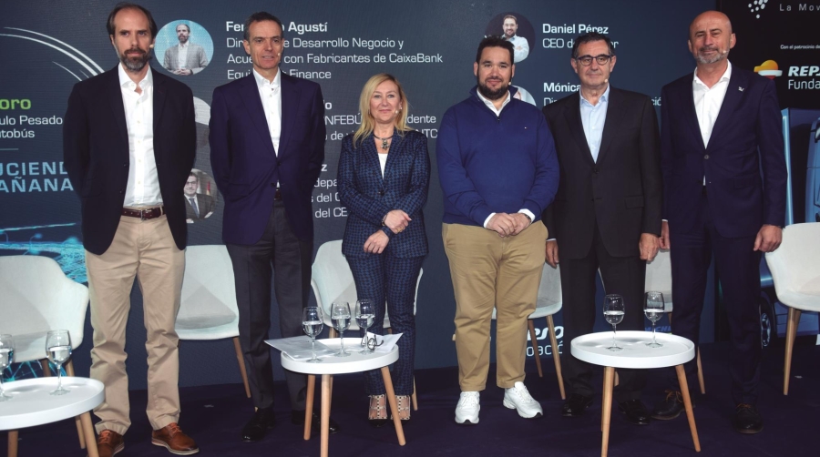 De izquierda a derecha, Fernando Agustí, director de Desarrollo de Negocio y Acuerdos con Fabricantes de CaixaBank Equipment Finance; Rafael Barbadillo, presidente de Confebus; Mónica Rius, directora de Marketing de Michelin; Daniel Pérez, CEO de Zunder; Carmelo González, presidente del CNTC; y Juan Jesús Sánchez, director general de Disfrimur. Foto M.J.