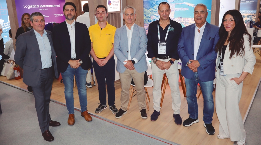 De izq. a dcha., Roberto Bartolomé (UniportBilbao); Jon Iglesias (Decoexsa); Asís Mínguez (Share Logistics); Jon Pastrana (Debusman); Udi Nemirowski (SEALS); Jimmy Jaber, presidente de UniportBilbao; Inés Jaber (SEALS). Foto J.P.