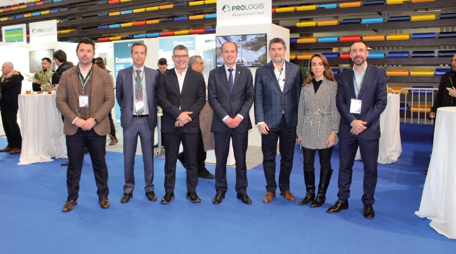 Miguel​ Cogolludo, Real Estate &amp; Customer Experience Manager; Manuel​ Hurtado de Amézaga, Leasing &amp; Customer Experience Director; Santiago Baeza, concejal del área de Desarrollo Económico, Turismo y Hacienda del Ayuntamiento de Guadalajara; Alberto Rojo, alcalde de Guadalajara; Cristian Oller, vicepresidente y country manager de Prologis España; Laura Capdevila, Real Estate &amp; Customer Experience Director de Prologis España, y Francisco​​ Martín, Capital Deployment Director Prologis España.