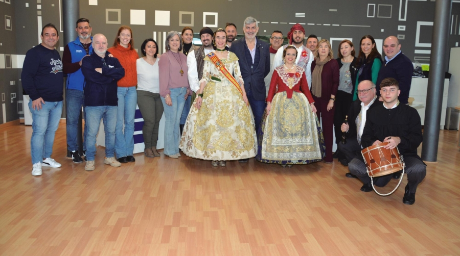 Representantes de Grupo Diario y la Falla J. J. Dómine-Port durante el encuentro mantenido ayer. Foto: R. T.