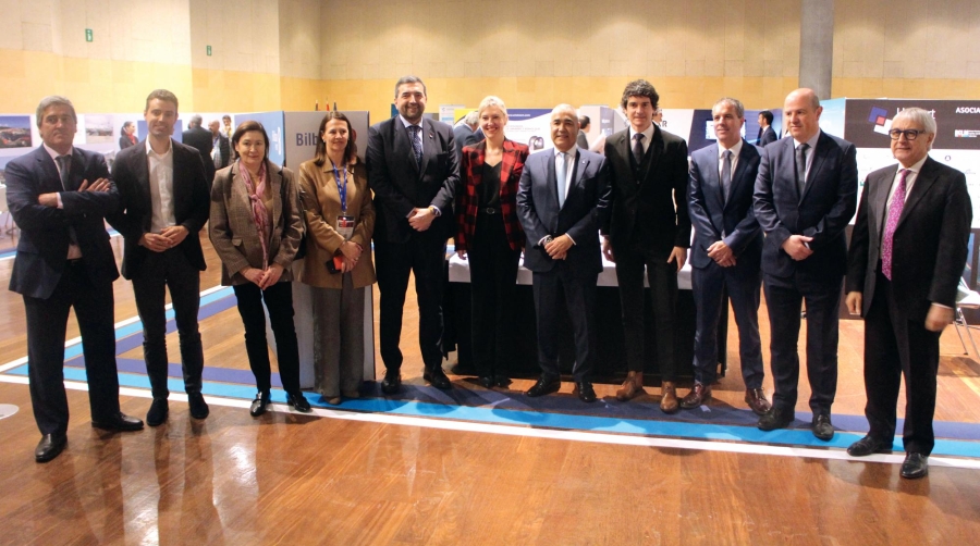 El stand de la Autoridad Portuaria de Bilbao y UniportBilbao recibió la visita del diputado general de Bizkaia, Unai Rementería (cuarto por la derecha). Foto J.P.