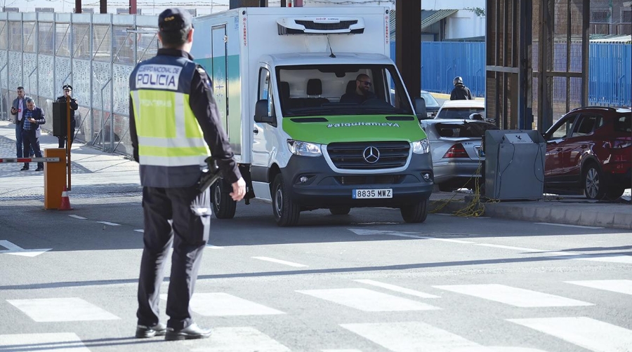 Un momento del paso del primer vehículos con pescado congelado procedente de Marruecos.