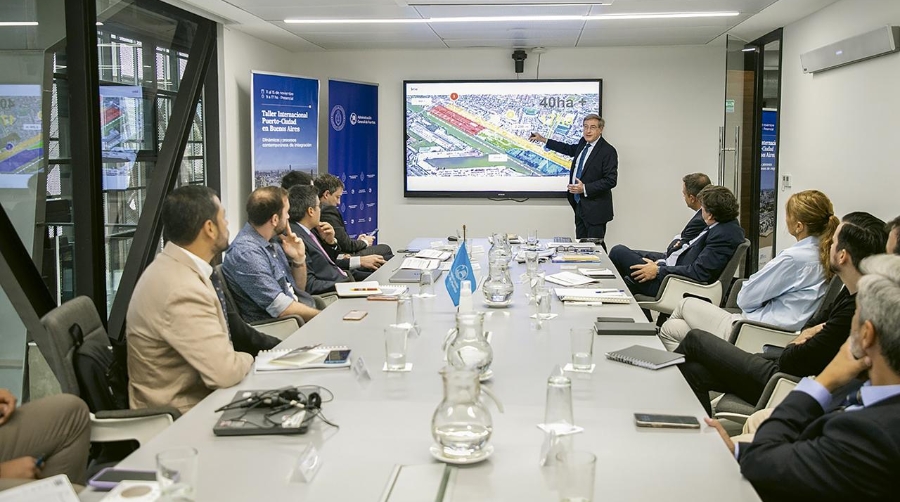Intervención de Rafael Carmona Ruiz, presidente de la Autoridad Portuaria de Sevilla, vicepresidente de RETE por España, en el módulo del taller “Las relaciones puerto-ciudad. dinámicas y procesos contemporáneos”.