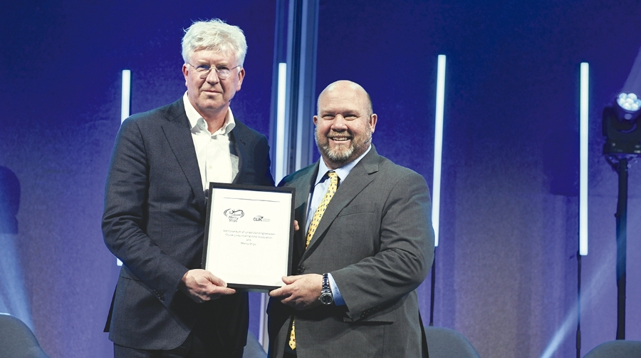 El CEO de Mercy Ships, Gert van de Weerdhof y el presidente y CEO de CLIA, Bud Darr.