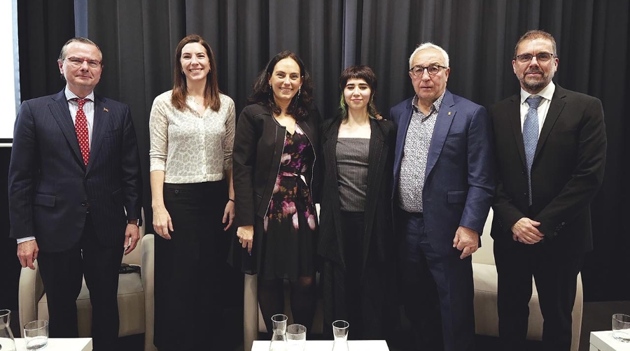 Alejandro Arola García, presidente de la Fundación Aduanera; Nerea Rodríguez Entremonzaga, directora del Departamento de Aduanas e IIEE; Eva Pedruelo Sánchez, autora del libro; Violeta Lombardo Moroto, ilustradora del libro; Alejandro Blanco Bravo, presiente del Comité Olímpico Español y Fernando Salazar González, director de la Academia Aduanera.