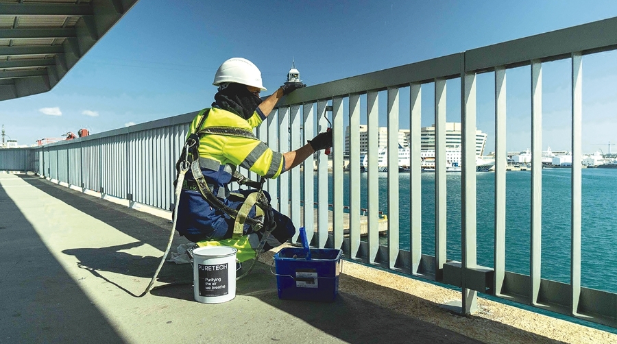 La Terminal de Grimaldi en el Puerto de Barcelona colabora con PureTech para aplicar una innovadora pintura descontaminante