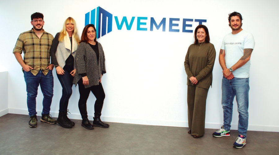 Marta Sanz, responsable de Customer Service y Operaciones (tercera por la izquierda) y Eulàlia Mateu, Business Development Manager (segunda por la derecha), junto al resto del equipo de WeMeet en España.