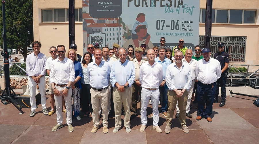 La jornada de puertas abiertas del Puerto de Maó atrae a la población