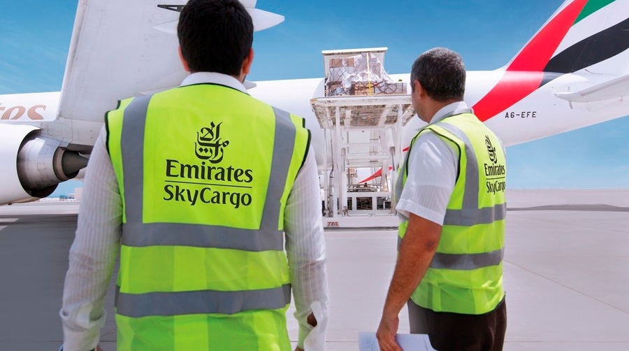 Emirates Courier Express utiliza la flota de más de 250 aviones de Emirates, su amplia red global y su red de socios para entregar paquetes puerta a puerta evitando paradas, lo que acorta significativamente el tiempo de tránsito