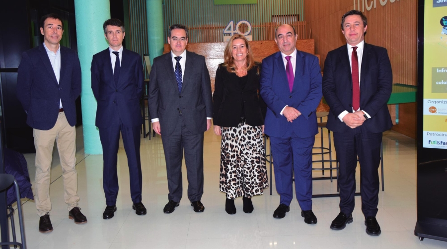 Desde la izquierda, David Chica, director de Mercamadrid; Jaime Moreno, director general de Transporte Terrestre del MITMA; Óscar Romera, coordinador general de Economía, Comercio y Consumo del Ayuntamiento de Madrid; Silvia Llerena, directora de Desarrollo de Negocio de Mercasa y vicepresidenta de Mercamadrid; J.Víctor Esteban, secretario general de Fundación Corell; y Ramón García, vicepresidente de CITET, ayer al inicio de la jornada. Foto B.C.
