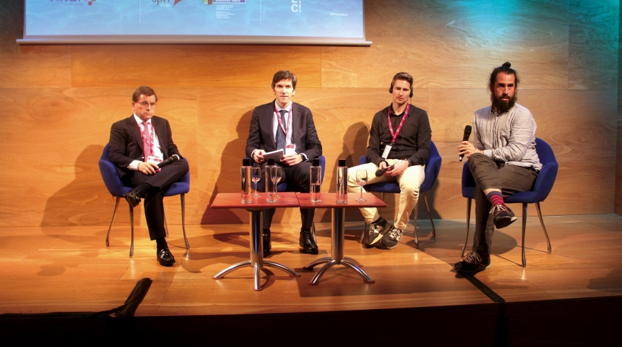 De izquierda a derecha, José Ramón Iribarren, Siport21; Javier Erice, IDOM; Stefan van Hooydonck, Puerto de Amberes-Brujas; y Alex Gárate, Ingreen. Foto J.P.