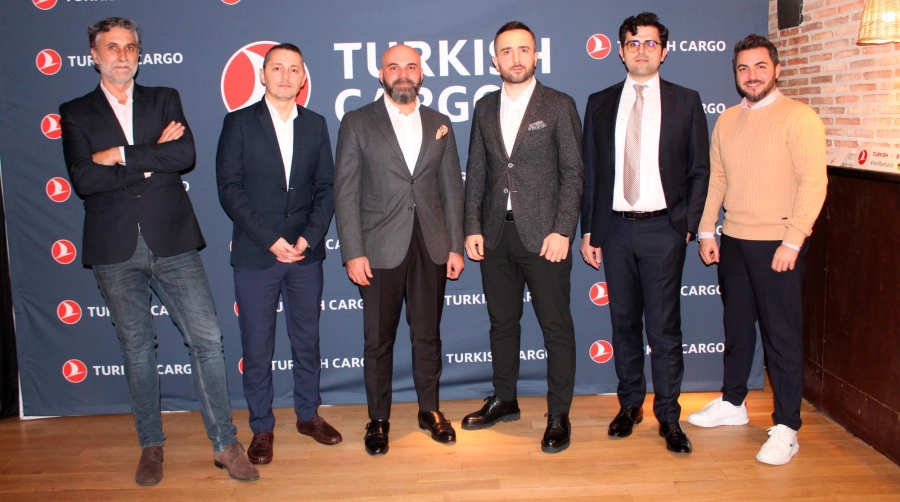 Daniel Pasaro, Cargo manager en Barcelona; Serkan Koç, Cargo Operation manager en Madrid; Numan Çizmecioğlu, director general de Turkish en Madrid; Ensar Akçay, Cargo director para el Sur de Europa; ; Ali Ramazan Tezcan, Cargo Sales manager España; y Cihan Kara, Sales manager Madrid, anoche en la cena de Navidad de Turkish Cargo. Foto B.C.