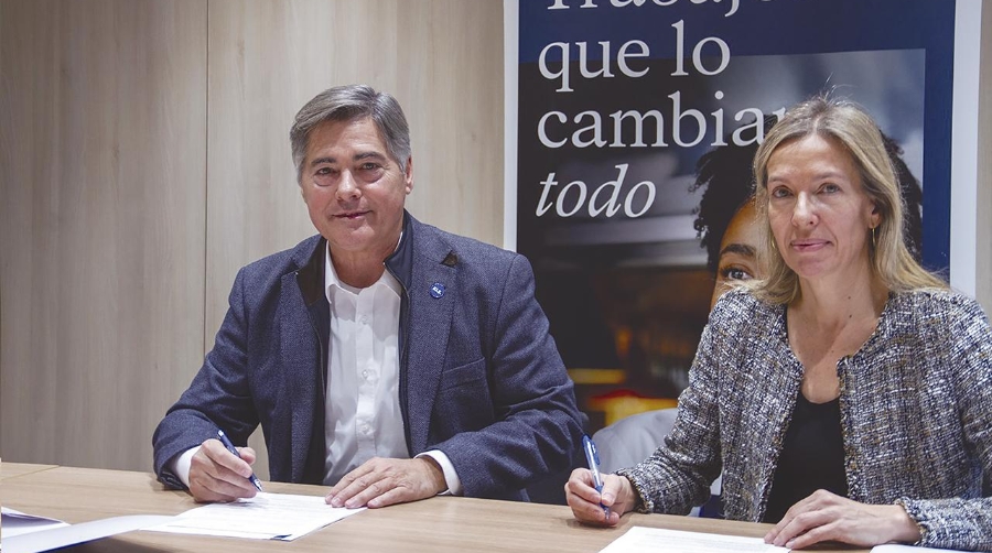Javier Marzá, Chief Diversity Officer de GLS Spain y Núria Danés Jofre, directora del Área de Inclusión Social de Corporativa la Fundación “la Caixa”, han firmado el acuerdo.