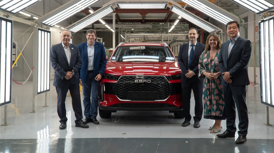 El delegado Especial del Estado en el Consorci de la Zona Franca de Barcelona (CZFB), Pere Navarro, y la directora general, Blanca Sorigué, junto a directivos de Ebro Ev Motors.