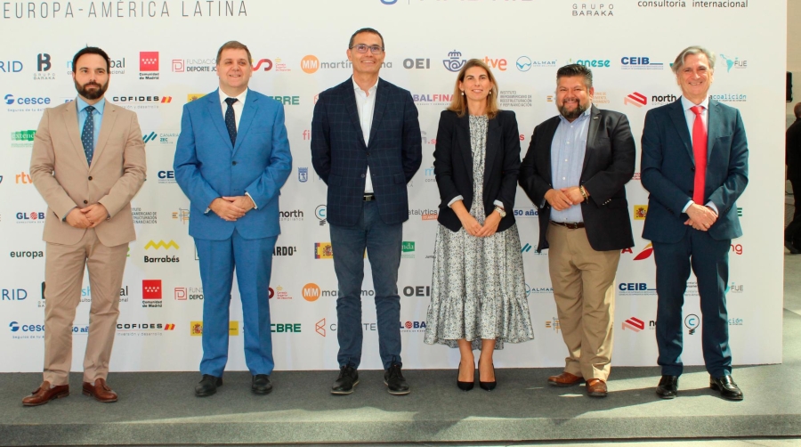 Foto de familia durante el acto de firma del acuerdo. Foto: Bárbara Cordero