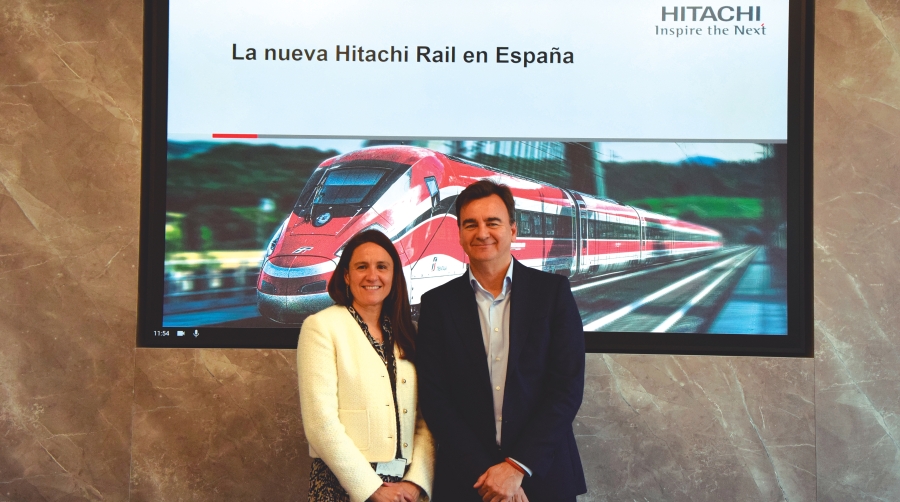 Elena Chavarría, del Departamento de Comunicación de Hitachi Rail; y Adolfo Aguilar, director de Ventas. Foto M.C.