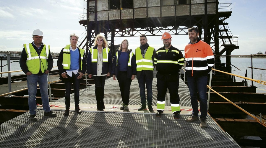 La presidenta del Puerto de Huelva, Pilar Miranda, visitando las obras del Muelle de Tharsis.