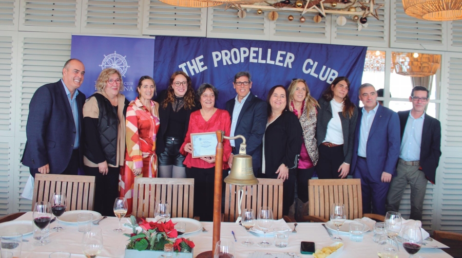 En el centro de la imagen, Gonzalo Sanchís, presidente de Propeller, hace entrega de un diploma al reconocimiento de la labor de Judit Contel, secretaria de Propeller, rodeados ppr el conjunto de los vocales de la junta. Foto C.C.