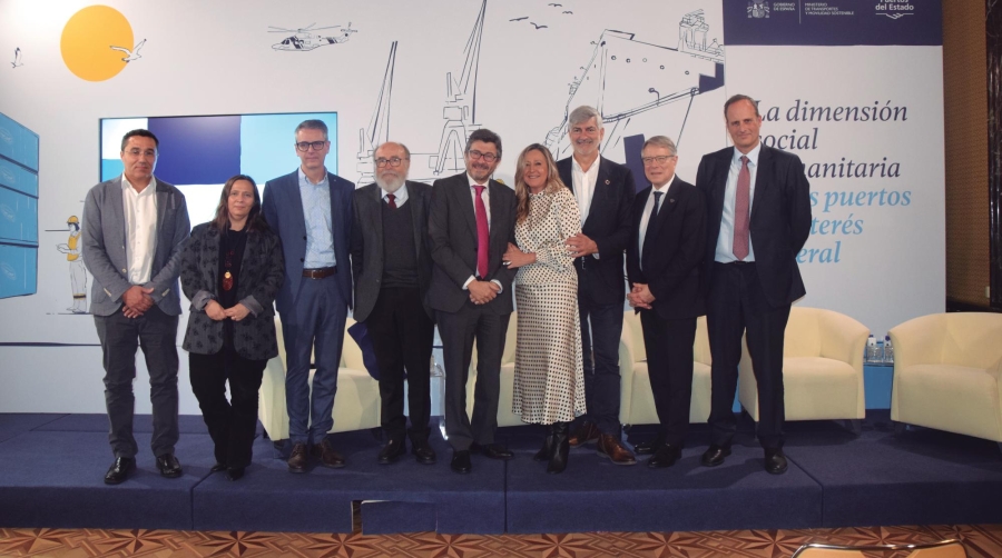 En la imagen, de izquierda a derecha, Raúl Pérez, responsable de Sistemas de Calidad de la Autoridad Portuaria de Las Palmas; Nuria Obiols, directora de Operaciones Portuarias de la Autoridad Portuaria de Tarragona; Frances Bonada, responsable de Organización y Sostenibilidad de la Autoridad Portuaria de Barcelona; Ricardo Rodríguez-Martos, director del departamento de Stella Maris-Apostolado del Mar; Álvaro Rodríguez Dapena, presidente del Organismo Público Puertos del Estado; Elena Martínez, directora del Instituto Social de la Marina; Paco Prado, presidente de Aportem-Puerto Solidario Valencia; Gerardo Vangioni, CEO de Mercy Ships Spain; y Carlos Botana, presidente de la Autoridad Porturia de Vigo. Foto M.C.