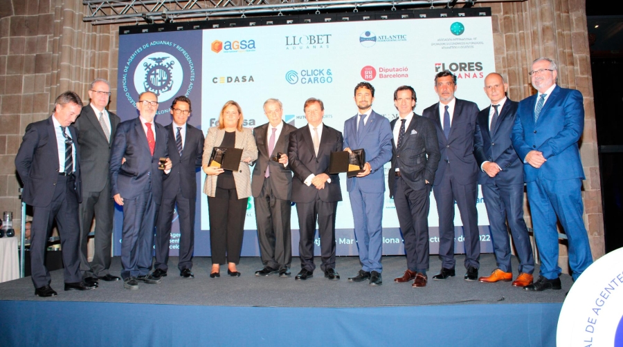 La Junta del COACAB reconoció la labor de la Aduana de Barcelona, Port de Barcelona, David Soler, exdirector del COACAB, y Joaquim Tintoré, expresidente del COACAB. Foto Alba Tejera.