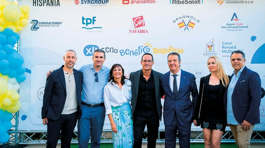 Syrgroup colabora con la Casa Ronald McDonald Valencia apoyando a las familias con hijos hospitalizados. En la imagen un momento de la Gala Benéfica. Desde la izquierda: Marcos Martínez, director de Producción de Syrgroup; Ignacio Chasán, director de RRHH de Syrgroup; Ana Belén Díaz, gerente de Casa Ronald; Manuel Rambla, director financiero de Syrgroup; Baldemar Asensio, colaborador de Casa Ronald; Anna Rolinska, colaboradora de Casa Ronald; y Alexiei Rodríguez, director comercial de Syrgroup.