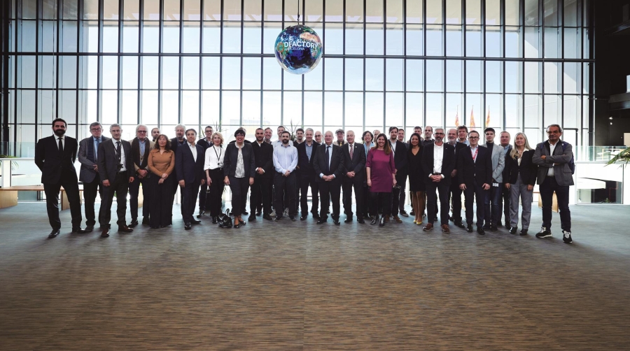 El ministro de Industria, Jordi Hereu, junto a los representantes del Consorci de la Zona Franca de Barcelona y los responsables de las compañías instaladas en el DFactory.