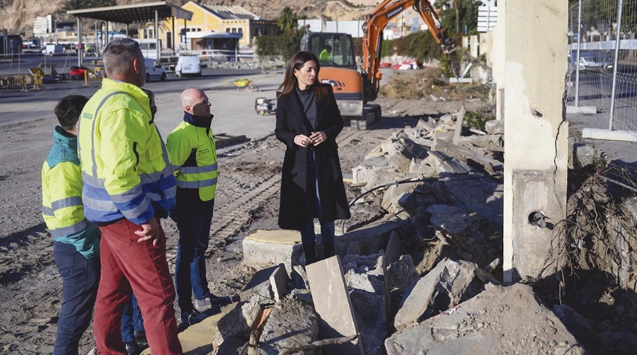 La presidenta de la Autoridad Portuaria de Almería, Rosario Soto, ha visitado las obras.