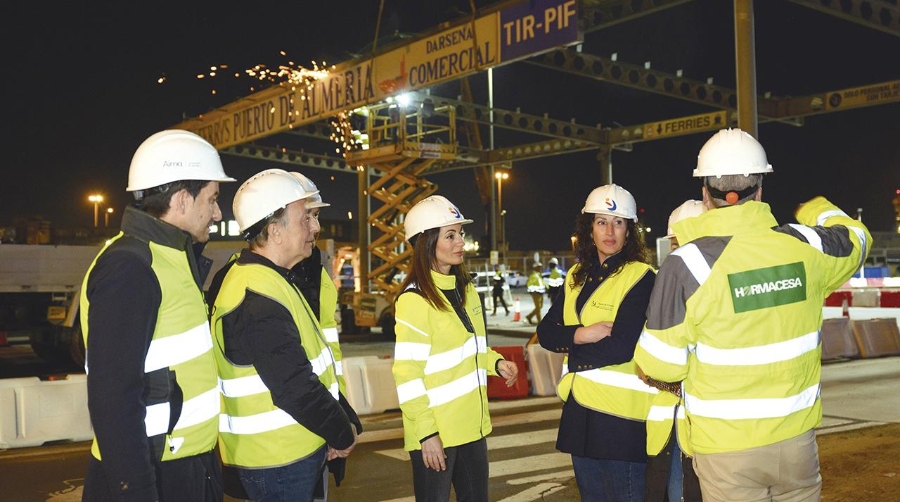 La presidenta de la Autoridad Portuaria de Almería, Rosario Soto, ha asistido a la retirada de la marquesina con la alcaldesa de Almería, María del Mar Vázquez.