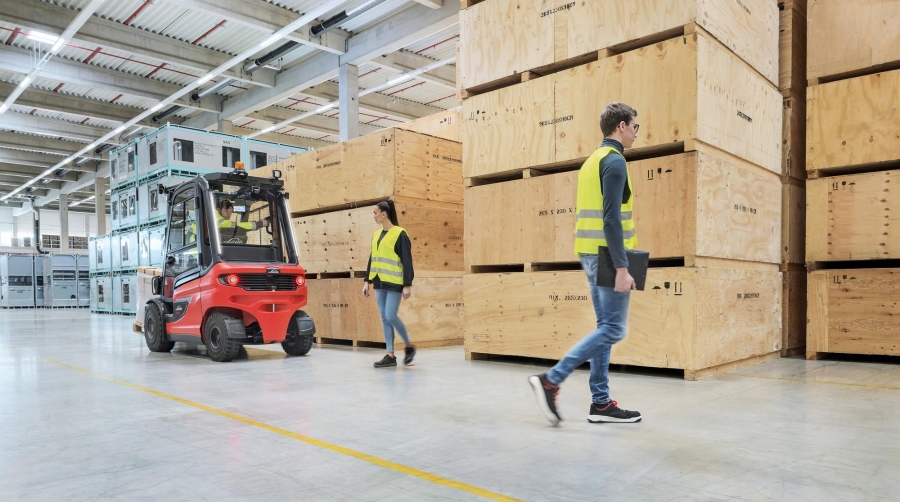 Linde incorpora en sus carretillas una cámara de asistencia a la marcha atrás basada en Inteligencia Artificial