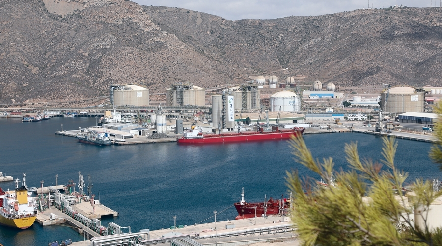 Cartagena estudia como evitar el arrastre de residuos al mar por el agua de lluvia en sus dársenas