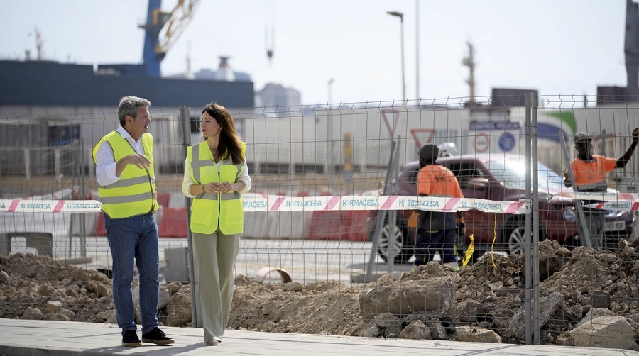 El secretario de Estado de Transportes y Movilidad Sostenible, José Antonio Santano, junto a la presidenta de la Autoridad Portuaria de Almería, Rosario Soto, en las obras del nuevo acceso.