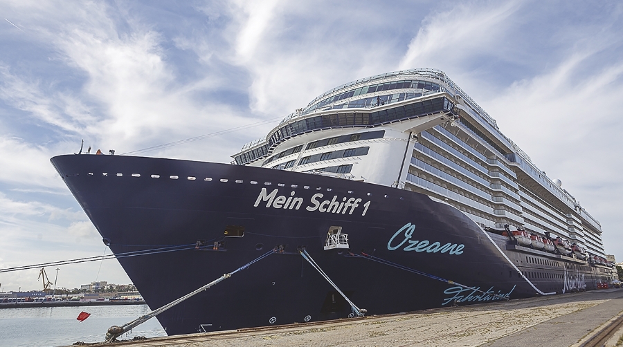 El crucero “Mein Schiff 1”, atracado en el muelle Alfonso XIII, está haciendo uso de la conexión eléctrica OPS.