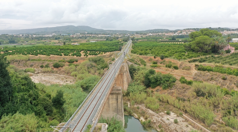 La implantación de la segunda vía entre Moixent y L’Alcúdia reforzará la capacidad y operatividad de la línea.