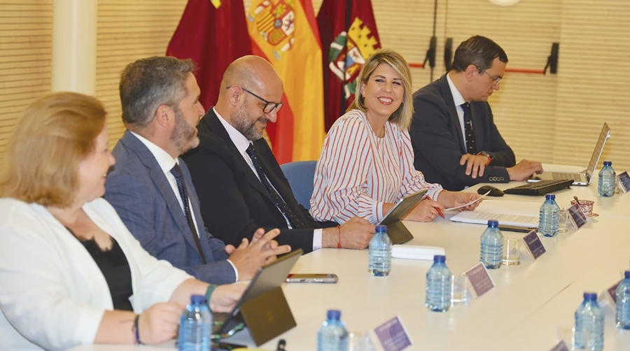 La alcaldesa de Cartagena reclama desbloquear el ferrocarril y la ampliación del puerto