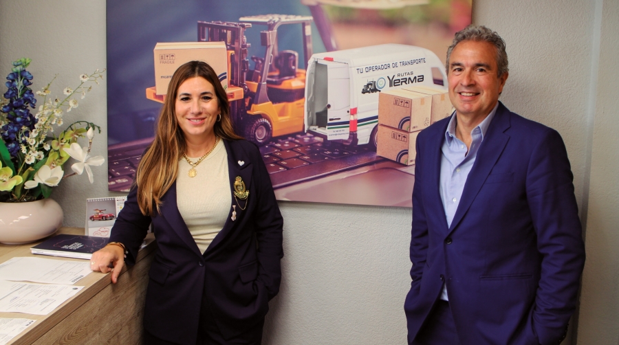 Mª Carmen Orfo y Guillermo González, gerente y director de Transporte de Rutas Yerma, en su oficina de Aparkabisa, en Zierbena, junto al Puerto de Bilbao. Foto J.P.